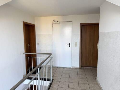 Treppenhaus, Wohnungseingang - 2 Zimmer Einfamilienhaus in Schwarzenbek