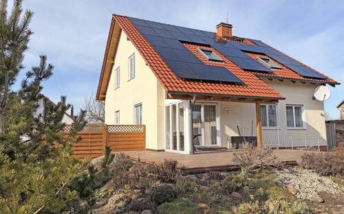 Ansicht Gartenseite - Eine bemerkenswerte Kombination von Wohnen und Wellness..