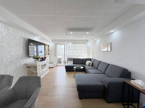 Wohnbereich - Modernisierte 4-Zimmer-Wohnung mit Balkon, EBK & TG-Stellplatz