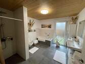 Bad mit Walk in Dusche und Badewanne - 