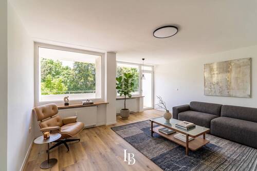 Wohnzimmer - Modern wohnen in München: Renovierte 2-Zimmer-Wohnung mit Balkon, Küche & Aufzug