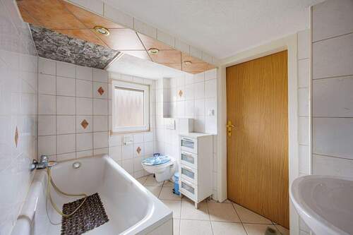 Badezimmer DG - Einfamilienhaus mit 81,20 m&sup2; in Löchgau zum Kaufen