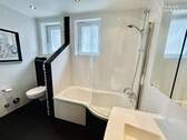 Bad mit Badewanne EG - 