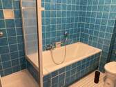 Bad mit Dusche und Badewanne - 