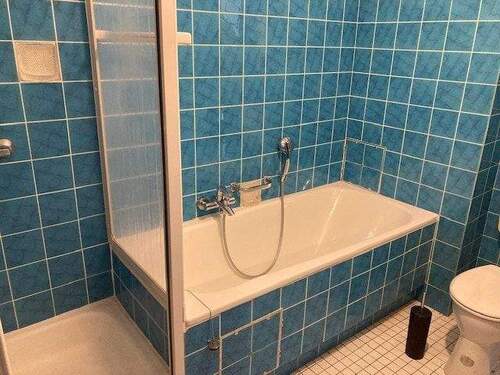 Bad mit Dusche und Badewanne - 