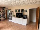 Wohnzimmer mit Ausgang zum Esszimmer und Flur - Bildoptimierung mit KI - 