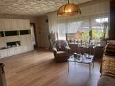Wohnzimmer mit Ausgang zur Pergola - 
