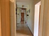 Flur OG mit Treppe zum Dachboden - 
