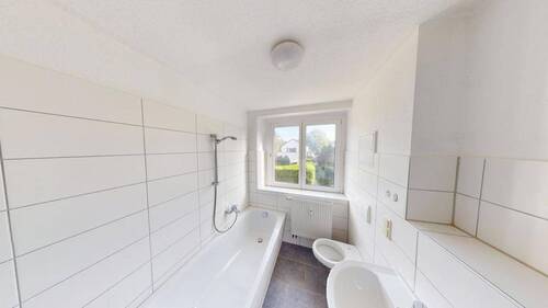 Bad mit Wanne - Ländlich gelegene 2-Raum-Wohnung mit Tageslichtbad