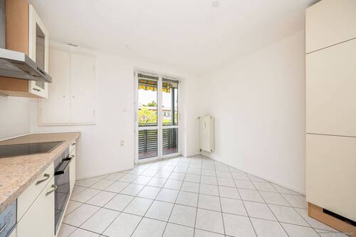 Wohnküche mit Zugang zum Balkon - 