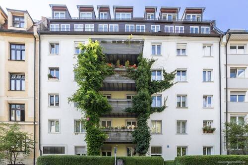 Hausansicht - Bestes Neuhausen - idyllische 3-Zi-Whg mit Altbaufeeling, Wohnküche und großem Balkon zum Innenhof.