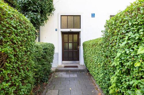 Hauseingang - 3 Zimmer Etagenwohnung zum Kaufen in München