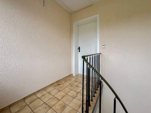 Wohnungseingang - 3 Zimmer Etagenwohnung zum Kaufen in Altenkirchen