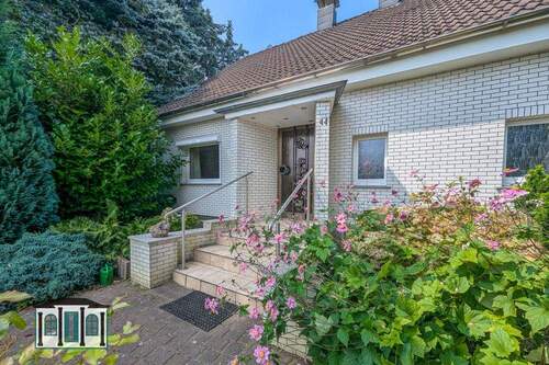 Außenansicht mit Eingang - 