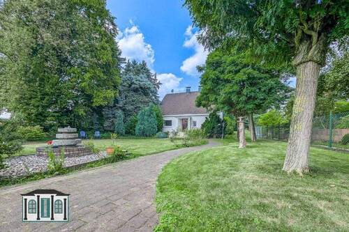 Außenansicht mit Zuwegung - 6 Zimmer Einfamilienhaus zum Kaufen in Wuppertal