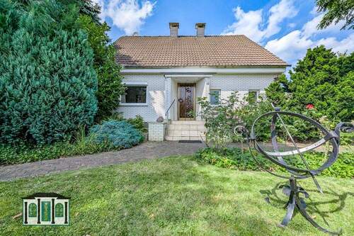 Außenansicht mit Eingang - 6 Zimmer Einfamilienhaus in Wuppertal