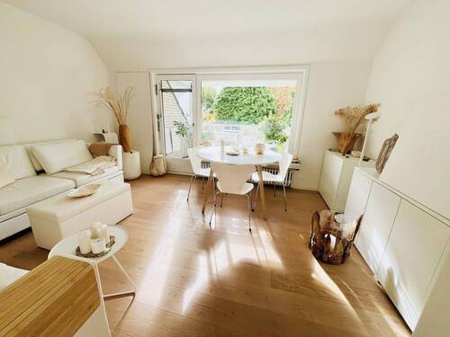 Wohnzimmer, Tür zur Loggia - 