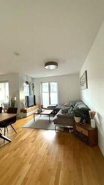 Wohnzimmer - 4 Zimmer Etagenwohnung zum Kaufen in Frankfurt am Main