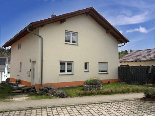 Vorderansicht - Großes Wohnhaus mit Doppelgarage