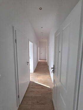 Bild 1 - Frisch kernsanierte 3-Zimmer-Wohnung nahe Bahnhof Oberbarmen - 3. OG rechts, KücheDieleBad, Keller