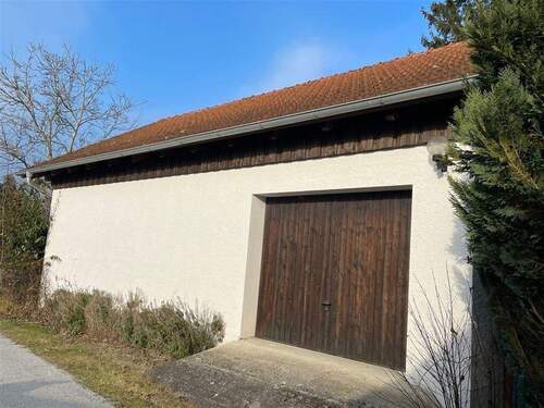 Nebengebäude mit Garage u. Abstellräumen - 
