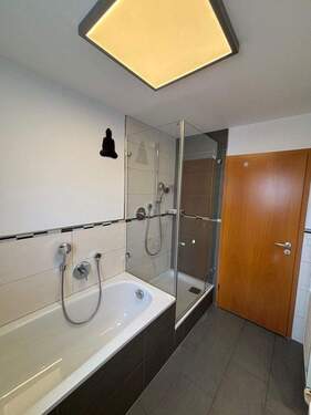 Badezimmer mit Glasdusche - 