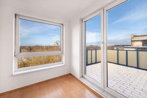 Wohnzimmer mit Zugang zur Dachterrasse - 3 Zimmer Etagenwohnung zum Kaufen in Berlin