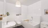 Modern gefliestes Badezimmer mit Badewanne - 