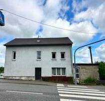 Renovierungsbedürftiges Zweifamilienhaus (teilweise saniert) mit Potenzial und Garage in Roth