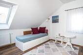 Zimmer geht vom Wohnzimmer ab - 