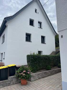 Seitenansicht von der Strasse - Mehrfamilienhaus, Wohnhaus mit 255,00 m² in Kirchhundem zum Kaufen