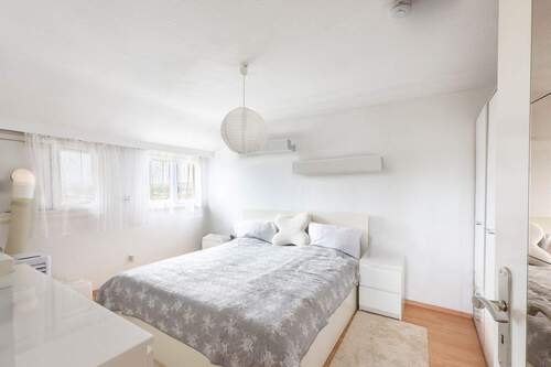 Schlafzimmer - 1 Zimmer Mehrfamilienhaus, Wohnhaus zum Kaufen in Stuttgart