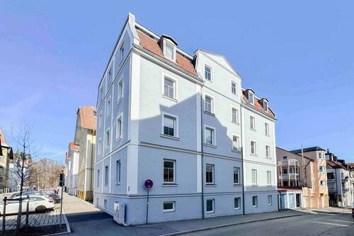 Außenansicht von der Straße - Seltene Gelegenheit: 2-Zimmer Wohnung mit 3 Stellplätzen in zentraler Lage