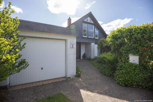 Hausansicht mit Garage - 