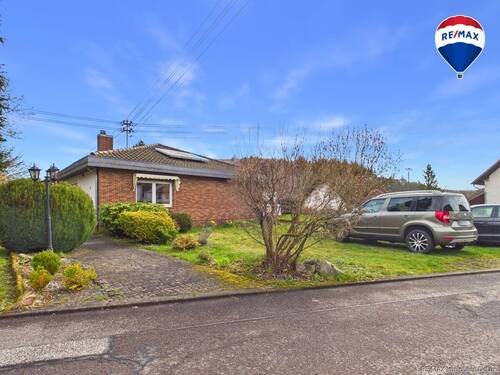 REMAX Immobilien DeLux Haus in Nohfelden / Türkismühle zu verkaufen - Stilvoller Bungalow mit Einliegerwohnung in ruhiger Lage