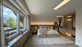 Schlafzimmer mit Zugang zum Balkon im Dachgeschoss - 