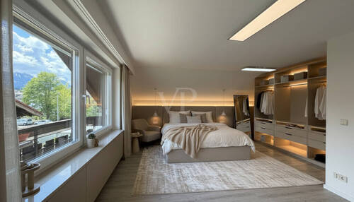 Schlafzimmer mit Zugang zum Balkon im Dachgeschoss - 