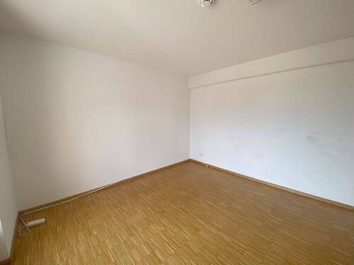 Leeres Zimmer mit Holzboden - 