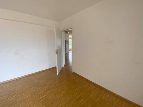 Leeres Zimmer mit Holzboden - 