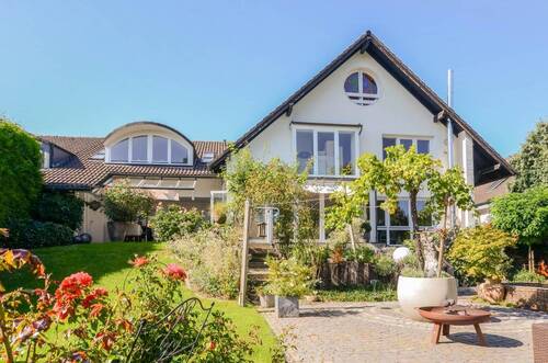 Rückansicht - Exklusives Einfamilienhaus mit 2 Einliegerwohnungen* hochwertige Ausstattung * großzügige Raumaufteilung * Wellnessbe...