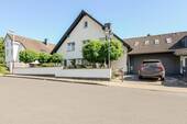 Front mit Garage - 8 Zimmer Mehrfamilienhaus, Wohnhaus in Leverkusen