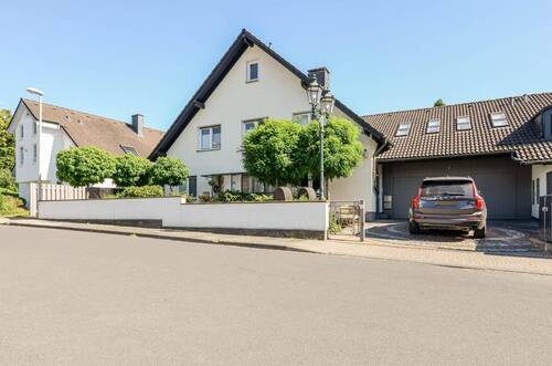 Front mit Garage - 8 Zimmer Mehrfamilienhaus, Wohnhaus in Leverkusen