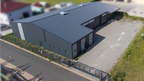 Luftbild - Großzügige Halle mit top Verkehrsanbindung