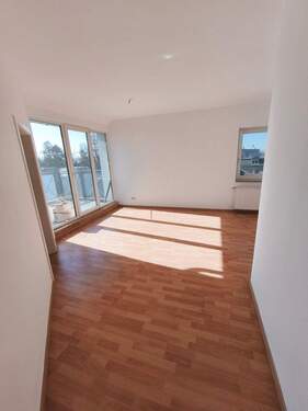 Blick Eingangsbereich ins Wohnzimmer - 2 Zimmer Etagenwohnung in Radebeul