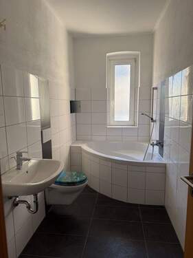 IMG_5737.jpeg - 3 Raumwohnung mit schickem Tageslichtbad, Eckbadewanne und Balkon