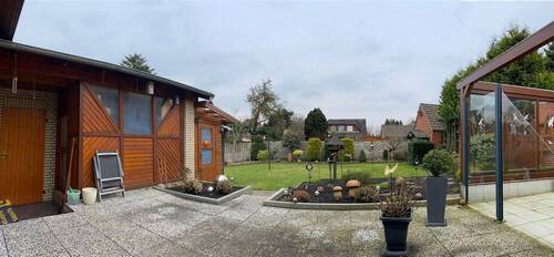 Terrasse mit Blick in den Garten - 