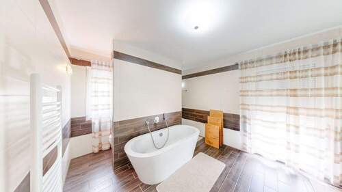 Modernes Tageslichtbad mit badewanne und Duche - 5 Zimmer Einfamilienhaus in Kist