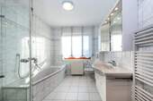Vollbad mit sep. Dusche - 