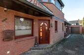 Hauseingang - 8 Zimmer Mehrfamilienhaus, Wohnhaus in Schwarzenbek