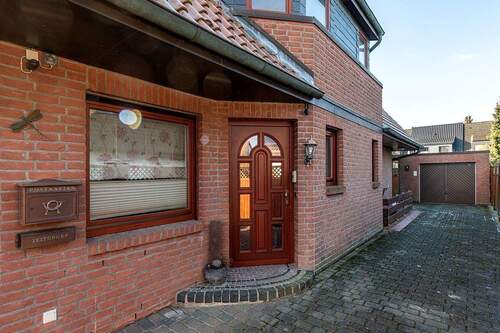 Hauseingang - 8 Zimmer Mehrfamilienhaus, Wohnhaus in Schwarzenbek